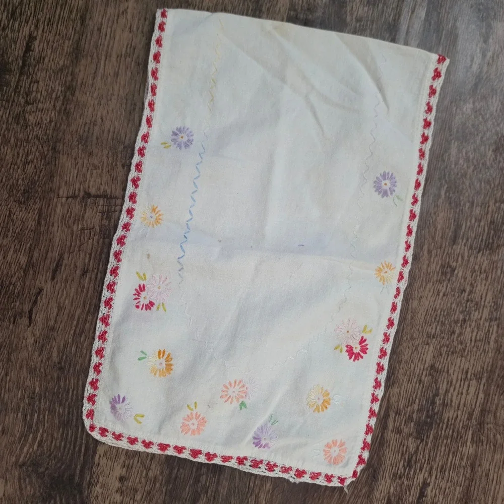 VINTAGE Table Runner Unisex OS White Embroidered Floral Crochet Trim
